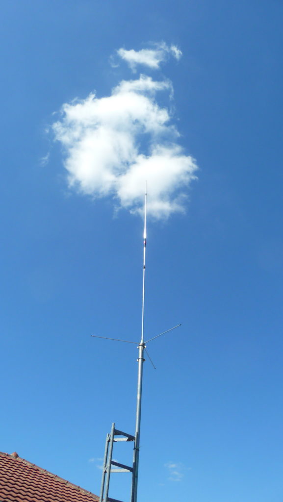 Il n'y avait qu'un seul nuage dans le ciel bleu et il à bien fallut, qu'il viennent s'accrocher sur l'extrémité de mon antenne pffffff! 